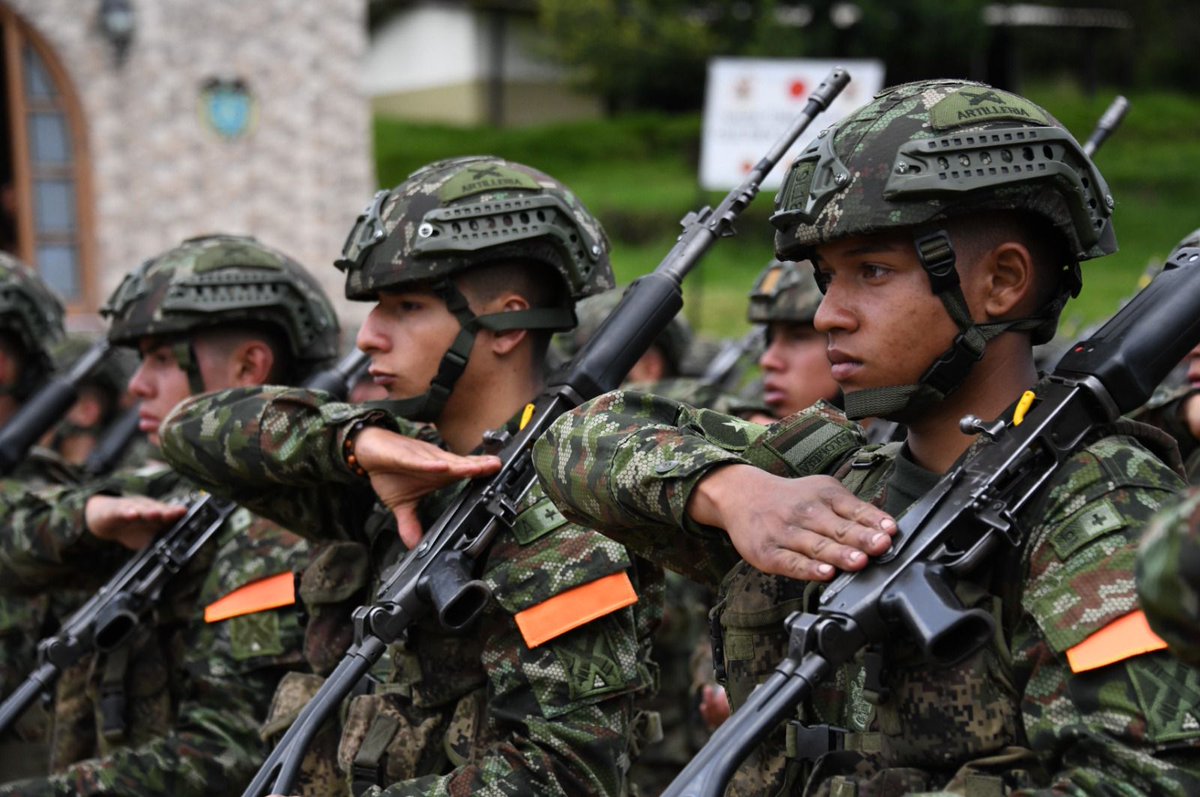 RECLUTAMIENTOCO's tweet photo. Servir a Colombia es asumir con orgullo el desafío de crecer, aprender y superarse cada día. 

Venga al @COL_EJERCITO y preste el servicio militar para que desarrolle su potencial al máximo. 

#IncorpóreseAlEjército https://t.co/sAsDz9EdQ6