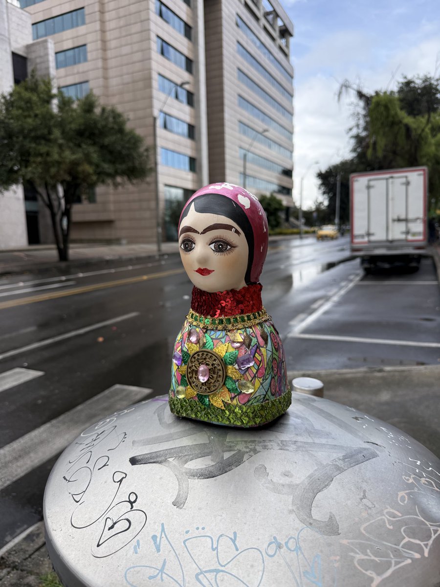 tranquiloart's tweet photo. This diva. Abandoned on a trash bin.  Gonna take her home. https://t.co/mxEs30v5Vg