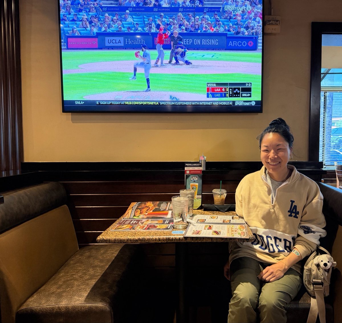graceechoi's tweet photo. puppy and me are here at a sports restaurant and it’s a @Dodgers place 😁☺️🐶

We were too scared to go to the stadium because of 🧱🧱evil corrupt Lorraine trying to frame us and illegally detain and abduct us 🧱🧱

but we wanted to 🎶root root for our @stanfordbsb ⚾️🇺🇸💕💕💕💕💕 baseball @dodgers 🎶 with the @Angels 😇 we root for you too (especially because we saw someone @utaustin support @TexasBaseball @TexasSoftball @TexasLonghorns 🤘 after a run 🗽🇺🇸but we are wearing our @dodgers sweater from the @dodgers women’s leadership in sports and entertainment event with the incredible Dean @Willow_Bay @USC and @Disney Chief Creative Dana Walden (who works alongside @RobertIger @edcatmull sorta), @Dodgers are @nike Phil Knight XL champions like our sweater with our @pixar Toy Story 5 Woody @bandaid to block the 🧱🧱@google @sama @openai @melindagates @microsoft pox🧱🧱, wheeee 😁🐶🫶🏻gooooooooo @Dodgers @LosDodgers 🗽🇺🇸

We ordered loaded bases @LosDodgers nachos with @HowardSchultz @starbucks churrrrrito horchata espresso drink and home free freedom run pineapple 🍍 🍕pizza 😁🐶 puppy and me will take another photo when all the food arrives 

we hope @LAPDHQ @PasadenaPD @ArcadiaPD are having a gooood Sunday and catching the @Dodgers game too, selfishly so that there are more good, kind PD who will go with me and puppy to @Dodgers games. We have free @Dodgers tickets for good cops of Los Angeles, Pasadena, and Arcadia 😁🐶 🫶🏻🗽⚾️🇺🇸🙏🙏🙏🙏

Okay, brb Vesia @Alex_Vesia #13 now @TeoscarH Hernandez #29 @dodgers is pitching!!!!!! No hits no runs 😁🐶 hi @Angels 👋👋👋👋 😇 🐶hehe me @graceechoi and puppy 🎶root root root for @LosDodgers 🎶😁🐶
