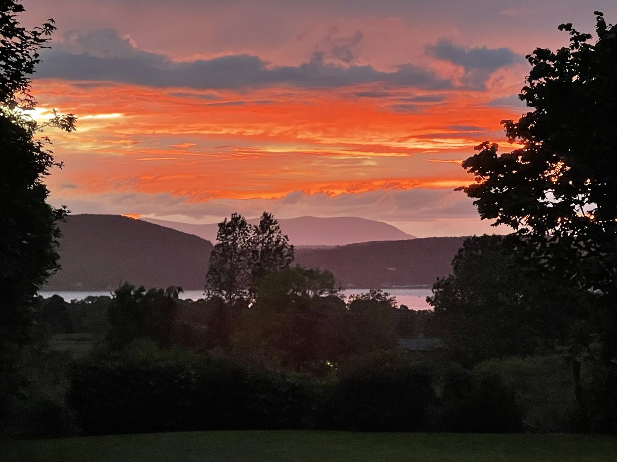 DuncanForYou's tweet photo. Beautiful sunset and colourful sky over the Black Isle and Ben Wyvis as viewed from Cradlehall in Inverness https://t.co/WitXPSFJC2