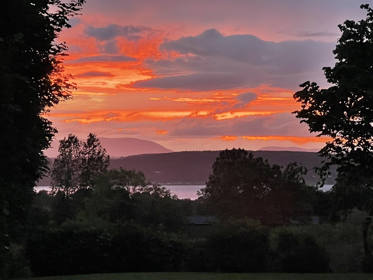 DuncanForYou's tweet photo. Beautiful sunset and colourful sky over the Black Isle and Ben Wyvis as viewed from Cradlehall in Inverness https://t.co/WitXPSFJC2