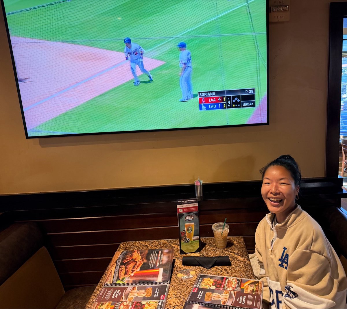 graceechoi's tweet photo. puppy and me are here at a sports restaurant and it’s a @Dodgers place 😁☺️🐶

We were too scared to go to the stadium because of 🧱🧱evil corrupt Lorraine trying to frame us and illegally detain and abduct us 🧱🧱

but we wanted to 🎶root root for our @stanfordbsb ⚾️🇺🇸💕💕💕💕💕 baseball @dodgers 🎶 with the @Angels 😇 we root for you too (especially because we saw someone @utaustin support @TexasBaseball @TexasSoftball @TexasLonghorns 🤘 after a run 🗽🇺🇸but we are wearing our @dodgers sweater from the @dodgers women’s leadership in sports and entertainment event with the incredible Dean @Willow_Bay @USC and @Disney Chief Creative Dana Walden (who works alongside @RobertIger @edcatmull sorta), @Dodgers are @nike Phil Knight XL champions like our sweater with our @pixar Toy Story 5 Woody @bandaid to block the 🧱🧱@google @sama @openai @melindagates @microsoft pox🧱🧱, wheeee 😁🐶🫶🏻gooooooooo @Dodgers @LosDodgers 🗽🇺🇸

We ordered loaded bases @LosDodgers nachos with @HowardSchultz @starbucks churrrrrito horchata espresso drink and home free freedom run pineapple 🍍 🍕pizza 😁🐶 puppy and me will take another photo when all the food arrives 

we hope @LAPDHQ @PasadenaPD @ArcadiaPD are having a gooood Sunday and catching the @Dodgers game too, selfishly so that there are more good, kind PD who will go with me and puppy to @Dodgers games. We have free @Dodgers tickets for good cops of Los Angeles, Pasadena, and Arcadia 😁🐶 🫶🏻🗽⚾️🇺🇸🙏🙏🙏🙏

Okay, brb Vesia @Alex_Vesia #13 now @TeoscarH Hernandez #29 @dodgers is pitching!!!!!! No hits no runs 😁🐶 hi @Angels 👋👋👋👋 😇 🐶hehe me @graceechoi and puppy 🎶root root root for @LosDodgers 🎶😁🐶