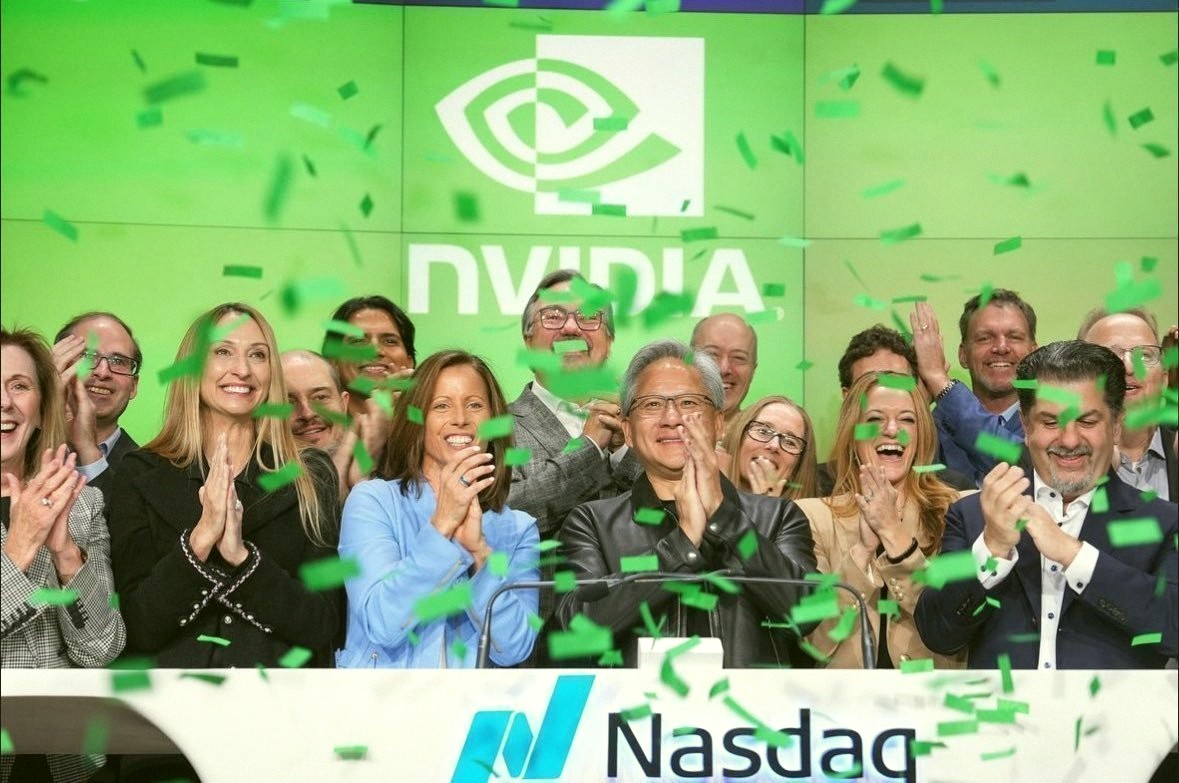 zack06161's tweet photo. Nvidia's market cap every June since they went public:

1999: $500M
...
2023: $1T
2024: $3T
2025: $3.5T
2026: $5T 🚀

Absolutely wild growth from a tiny startup to a $5 trillion giant! https://t.co/oW59CnyI08
