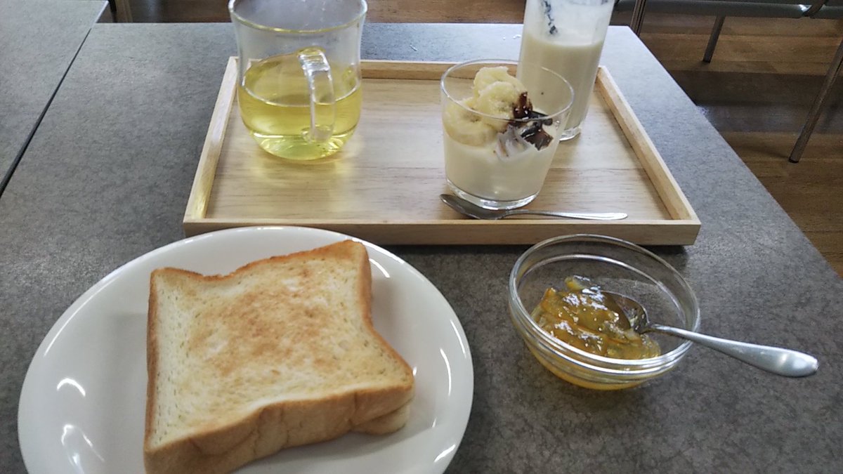 mizukubo1978's tweet photo. 毎月、第一土曜日は、みらい館大明で月一営業の #喫茶かるばーと さんで自分の時間を過ごす。
料理長といろいろお話できたこと、そして思いのほか、持参した我が家のアジサイが好評だったことが、とてもうれしかったです！
そのあと初めての合宿コンクール #Chapter2 に向かいました。 https://t.co/VX5lX4nOxS
