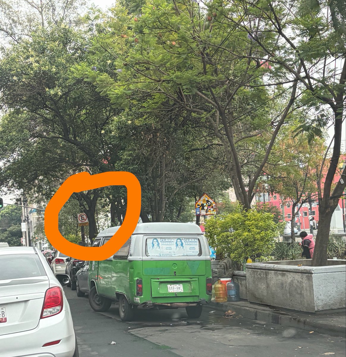 ReportandoCDMX1's tweet photo. Reportes y reportes y sigue el estacionamiento prohibido 🚫 en calle empresa, junto a metro mixcoac entre Revolución y Patriotismo col San Juan en @BJAlcaldia hay vehículos como la combi que llevan semanas en el sitio @UCS_GCDMX @OVIALCDMX https://t.co/cW4wPw7DA2