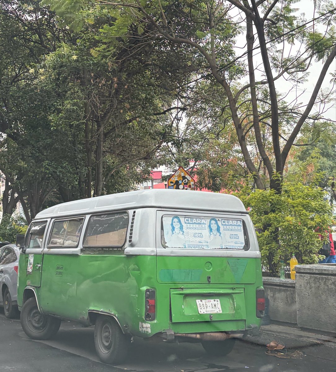 ReportandoCDMX1's tweet photo. Reportes y reportes y sigue el estacionamiento prohibido 🚫 en calle empresa, junto a metro mixcoac entre Revolución y Patriotismo col San Juan en @BJAlcaldia hay vehículos como la combi que llevan semanas en el sitio @UCS_GCDMX @OVIALCDMX https://t.co/cW4wPw7DA2