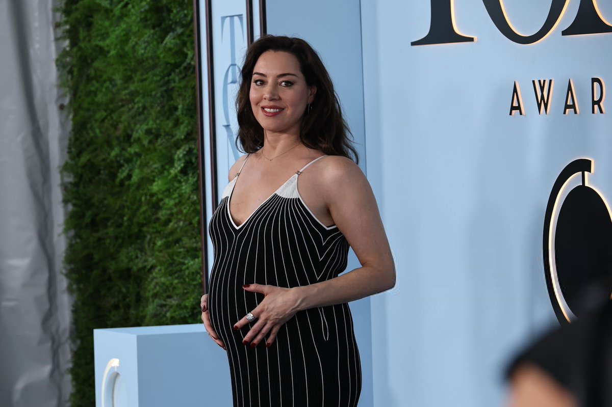 agwthario's tweet photo. meu amor lindo snhr ela me emociona cm a mãozinha na barriga https://t.co/ZeOf3drPjK