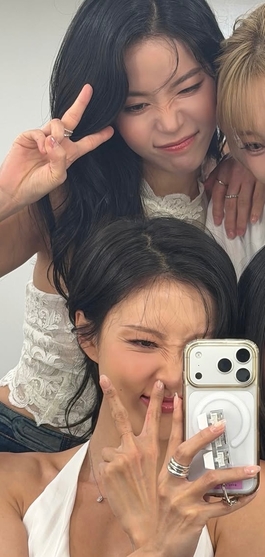 destinywheesa's tweet photo. hwasun nose scrunch together… lemak line my beloved i am so soft for you https://t.co/MA73NmnNYl