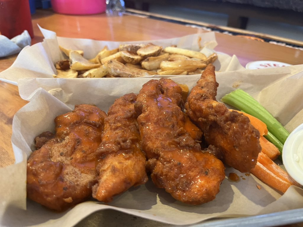 MarcHurBoston's tweet photo. Don’t ever change, Rhode Island. #lunch #Smithfield https://t.co/aEZOwnWnG5