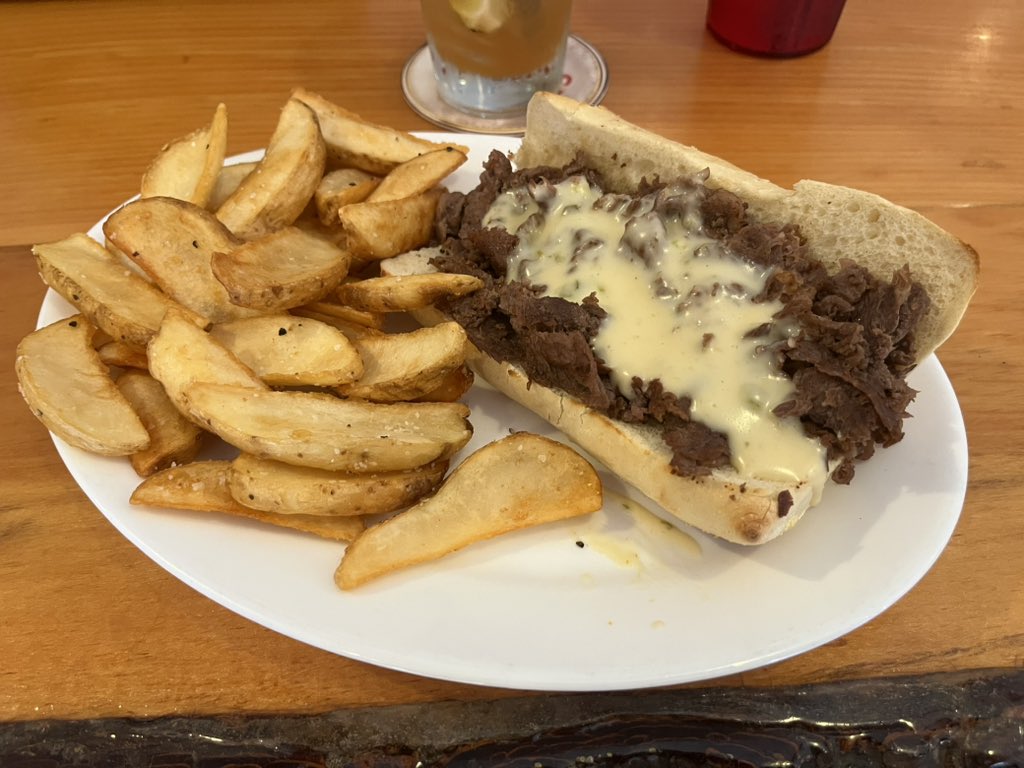 MarcHurBoston's tweet photo. Don’t ever change, Rhode Island. #lunch #Smithfield https://t.co/aEZOwnWnG5