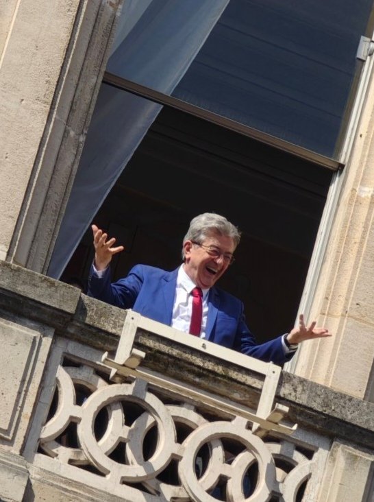 WawaSurX's tweet photo. 🔴 ALERTE INFO : Jean-Luc Mélenchon a fait le "6️⃣7️⃣" sur le balcon de la mairie de Saint-Denis. https://t.co/FF2fkNIhFQ