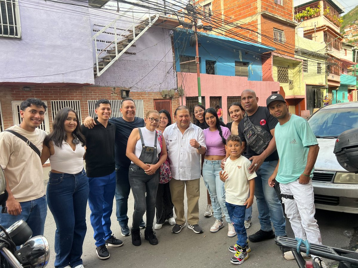 LaCausaRVe's tweet photo. Este #7Junio hubo una concurrida asamblea en el sector Los Cangilones de La Vega en Caracas en la que participaron reconocidos líderes nacionales como @AndresVelasqz , @jesusarmasccs y locales como @RafaelSiviraV. El deseo de una #ElecciónPresidencialYa! es un clamor popular. https://t.co/BPIM5yTbuH