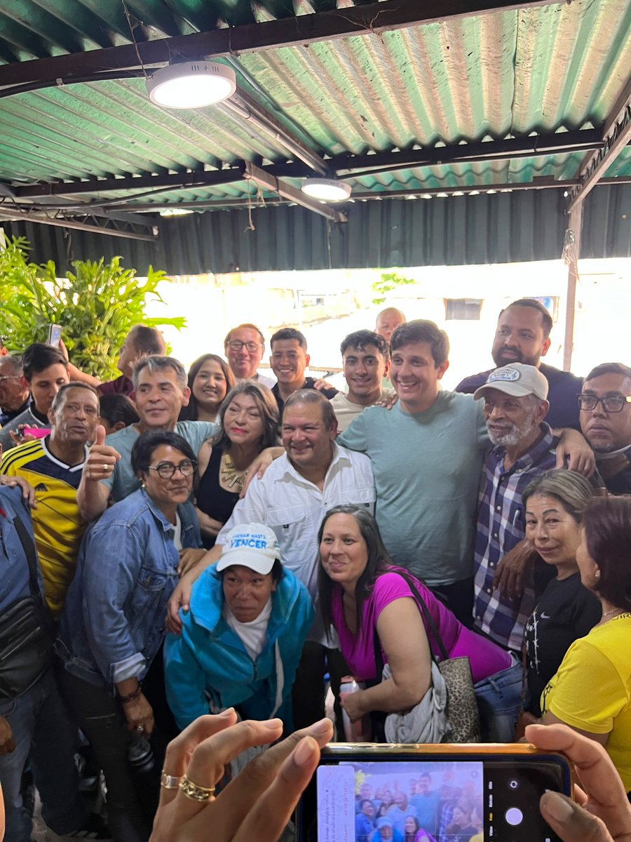 LaCausaRVe's tweet photo. Este #7Junio hubo una concurrida asamblea en el sector Los Cangilones de La Vega en Caracas en la que participaron reconocidos líderes nacionales como @AndresVelasqz , @jesusarmasccs y locales como @RafaelSiviraV. El deseo de una #ElecciónPresidencialYa! es un clamor popular. https://t.co/BPIM5yTbuH
