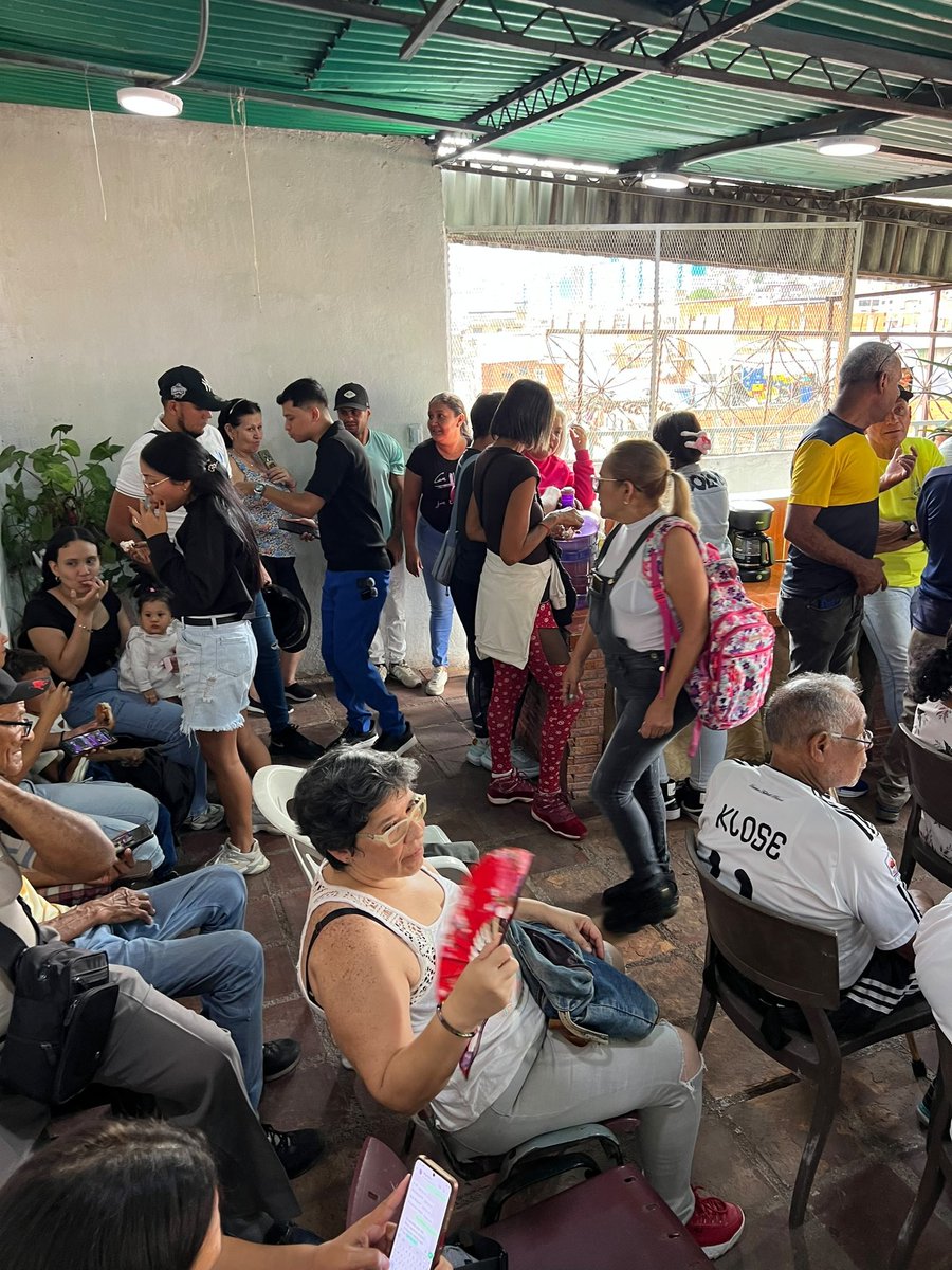 LaCausaRVe's tweet photo. Este #7Junio hubo una concurrida asamblea en el sector Los Cangilones de La Vega en Caracas en la que participaron reconocidos líderes nacionales como @AndresVelasqz , @jesusarmasccs y locales como @RafaelSiviraV. El deseo de una #ElecciónPresidencialYa! es un clamor popular. https://t.co/BPIM5yTbuH