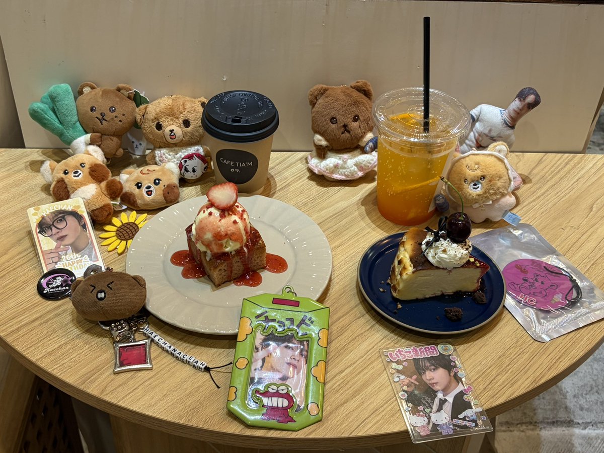 Ron66519's tweet photo. 今年のヘチャンセンイルは初ラキドロ当番させてもらって来店してくれたヘプさんやカフェの店員さんと楽しい時間を過ごさせてもらいとても幸せなセンイルでした🐻💚
素敵なイベント貴重な体験ありがとうございました✨️🫶💚ᩚ
 @HaechanBd 
 #CRZY_HAECHAN_2026
 #HAPPYHAECHANDAY https://t.co/ZP6t6zf2ZZ