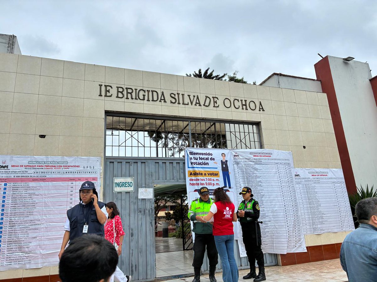 odelectoral's tweet photo. Institución Educativa 6085 Brigida Silva de Ochoa. 
Distrito Chorrillos:

25 Mesas de sufragio 
7.354 electores/as habilitados/as para votar.
Con Tecnología Convencional

Mesa de sufragio para personas con discapacidad que se han registrado oportunamente en CONADIS, RENIEC y ONPE https://t.co/JERoSfIPfD