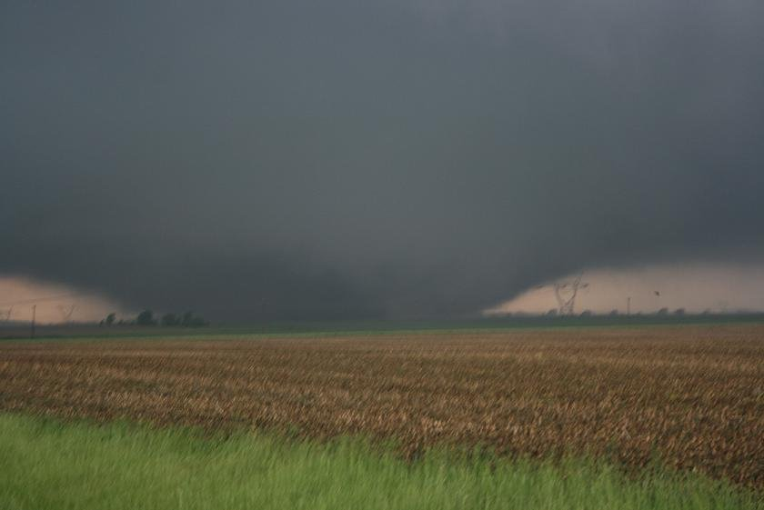 PlaysSaheb's tweet photo. Low base wedge tornadoes give the eebe jeebe on the back of the neck. Man that footage of Jun 2010 in MN Mr Timmer escaping the wedge is still vivid. https://t.co/ZuFAkrwPKM