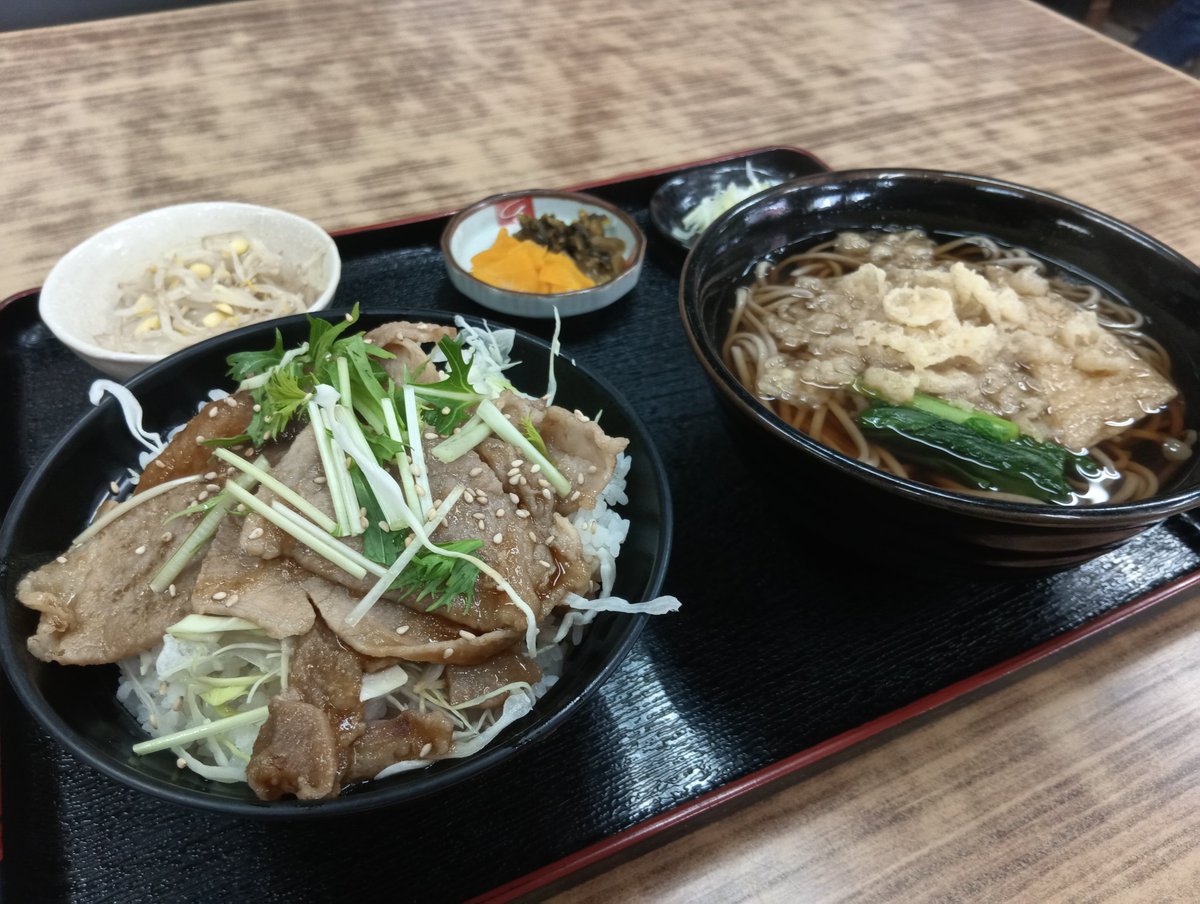 nanonagi's tweet photo. つくば市のドライブイン中村さんで焼肉丼＆蕎麦のセット頂きます。
セットというか両方とも1人前以上あるよ！丼も深くて米が詰まって大サービス。隣席の方が頼んだ油淋鶏定食も笑える量で、お店が人気なの大納得。静かに元気に働く店員さんにも感謝やで。ごちそう様でした〜！
#電動バイク
#飯レーサー https://t.co/K8YVaPYgcG