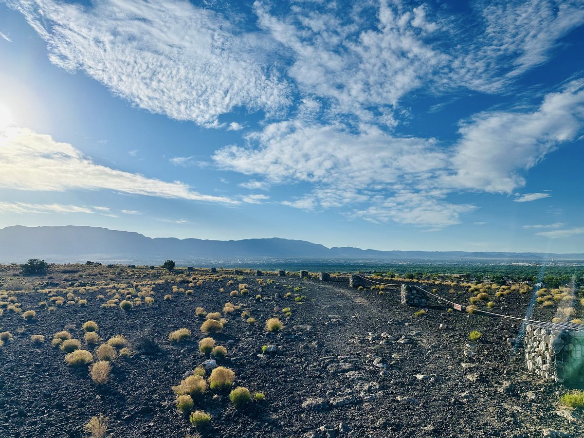 HeathRobin's tweet photo. @adgirlMM Every morning I walk my dogs for 3 miles out here and every step makes me grateful to live in NM. https://t.co/tYHyP6jyAX