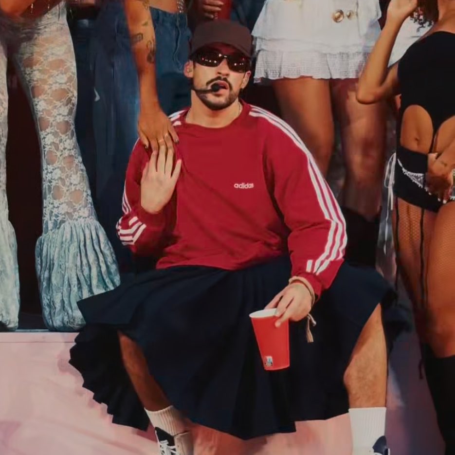archivobenito's tweet photo. Bad Bunny in red. That’s the tweet. https://t.co/Tc59uBTnmS