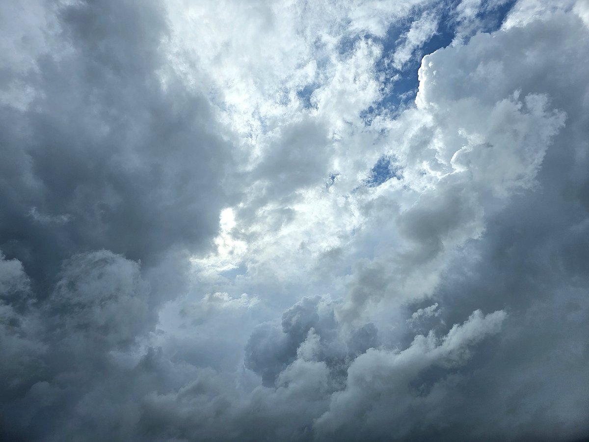 ginfuhrer1's tweet photo. @NickBenderKMBC @JacobLanierWx @fox4wx clouds overhead currently, Leavenworth County ~ https://t.co/awbmuvis8s