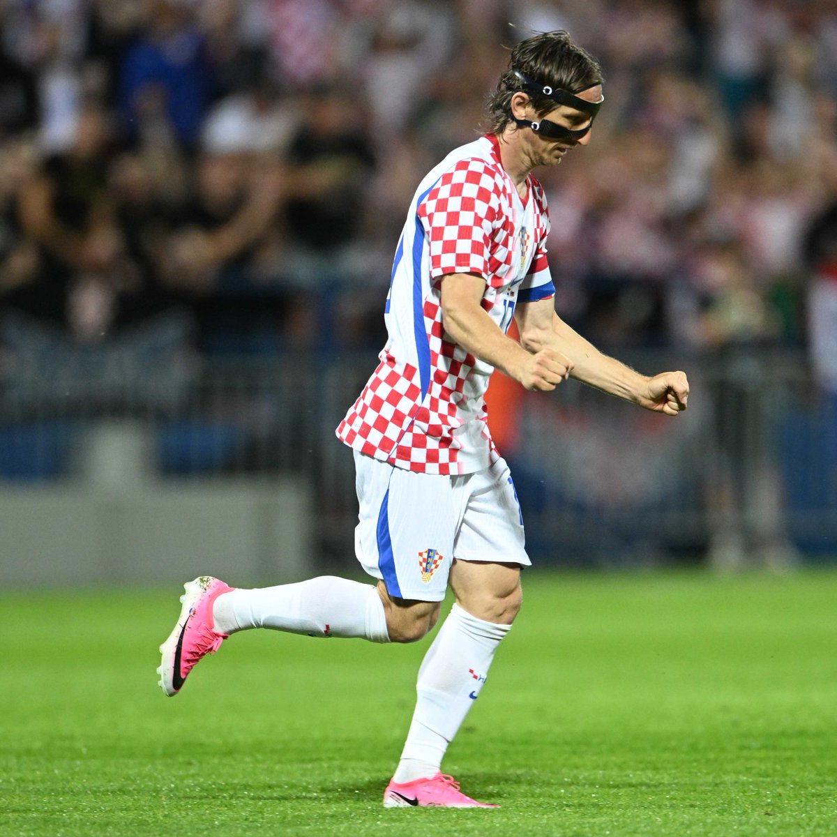 HNS_CFF's tweet photo. 💪 Team captain @lukamodric10 marks his 1⃣9⃣8⃣th #Croatia appearance with a goal to open the scoring, and a friendly victory on the eve of the @FIFAWorldCup! 

#CROSVN #HrabarBroj #Family #Vatreni❤️‍🔥 https://t.co/BxJ6qDCeED