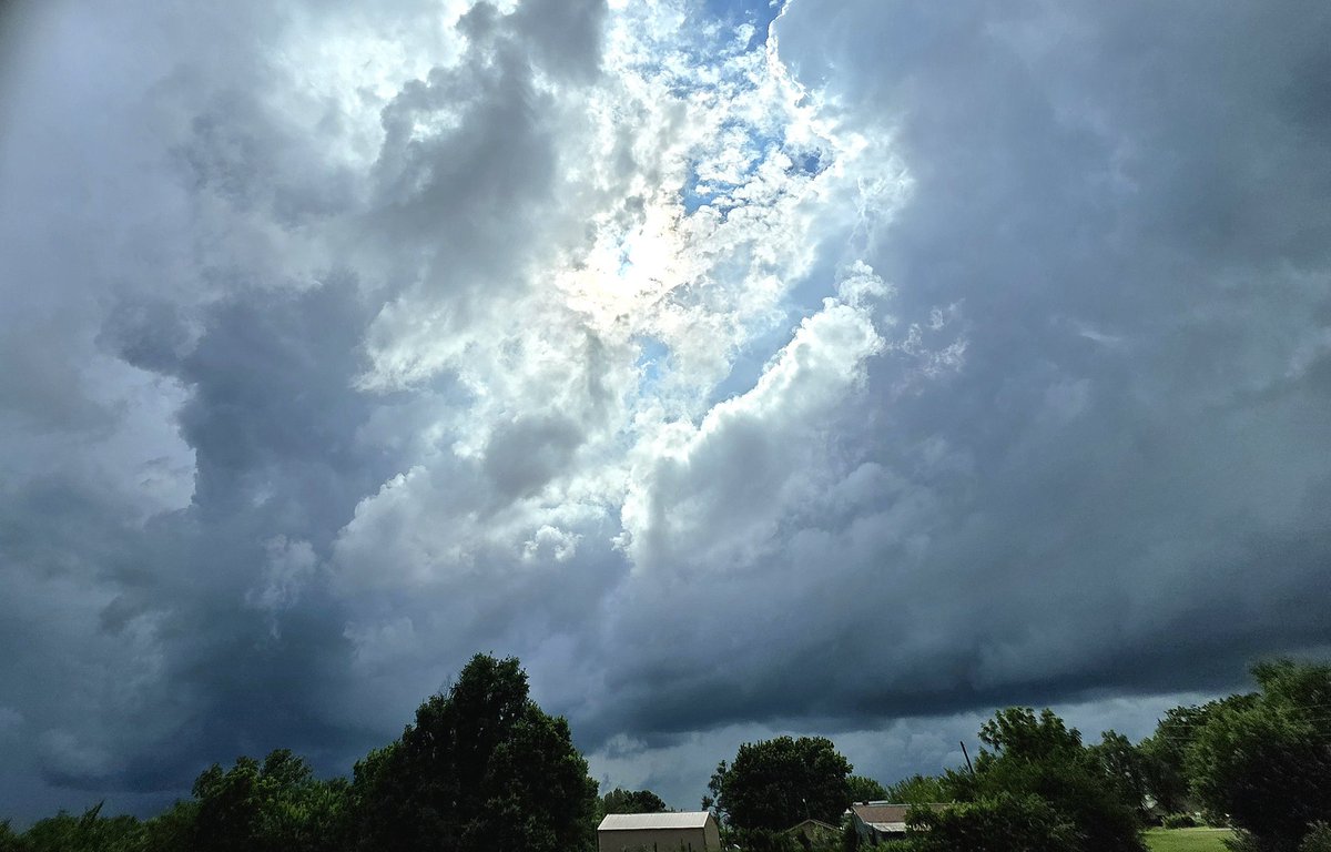 ginfuhrer1's tweet photo. @NickBenderKMBC @JacobLanierWx @fox4wx clouds overhead currently, Leavenworth County ~ https://t.co/awbmuvis8s