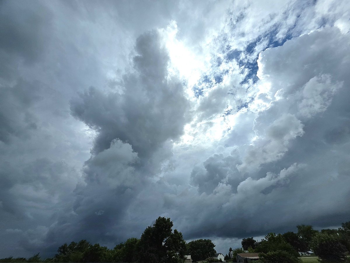 ginfuhrer1's tweet photo. @NickBenderKMBC @JacobLanierWx @fox4wx clouds overhead currently, Leavenworth County ~ https://t.co/awbmuvis8s