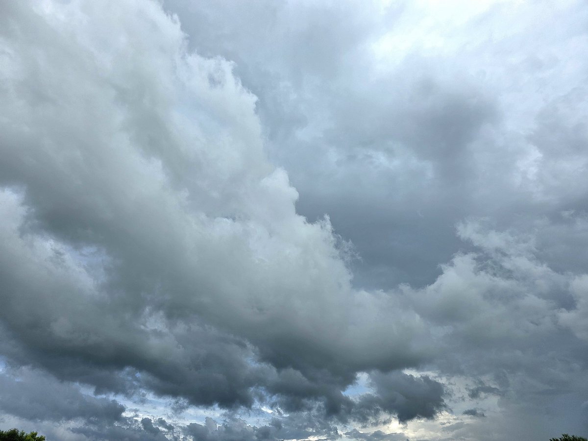 ginfuhrer1's tweet photo. @NickBenderKMBC @JacobLanierWx @fox4wx clouds overhead currently, Leavenworth County ~ https://t.co/awbmuvis8s