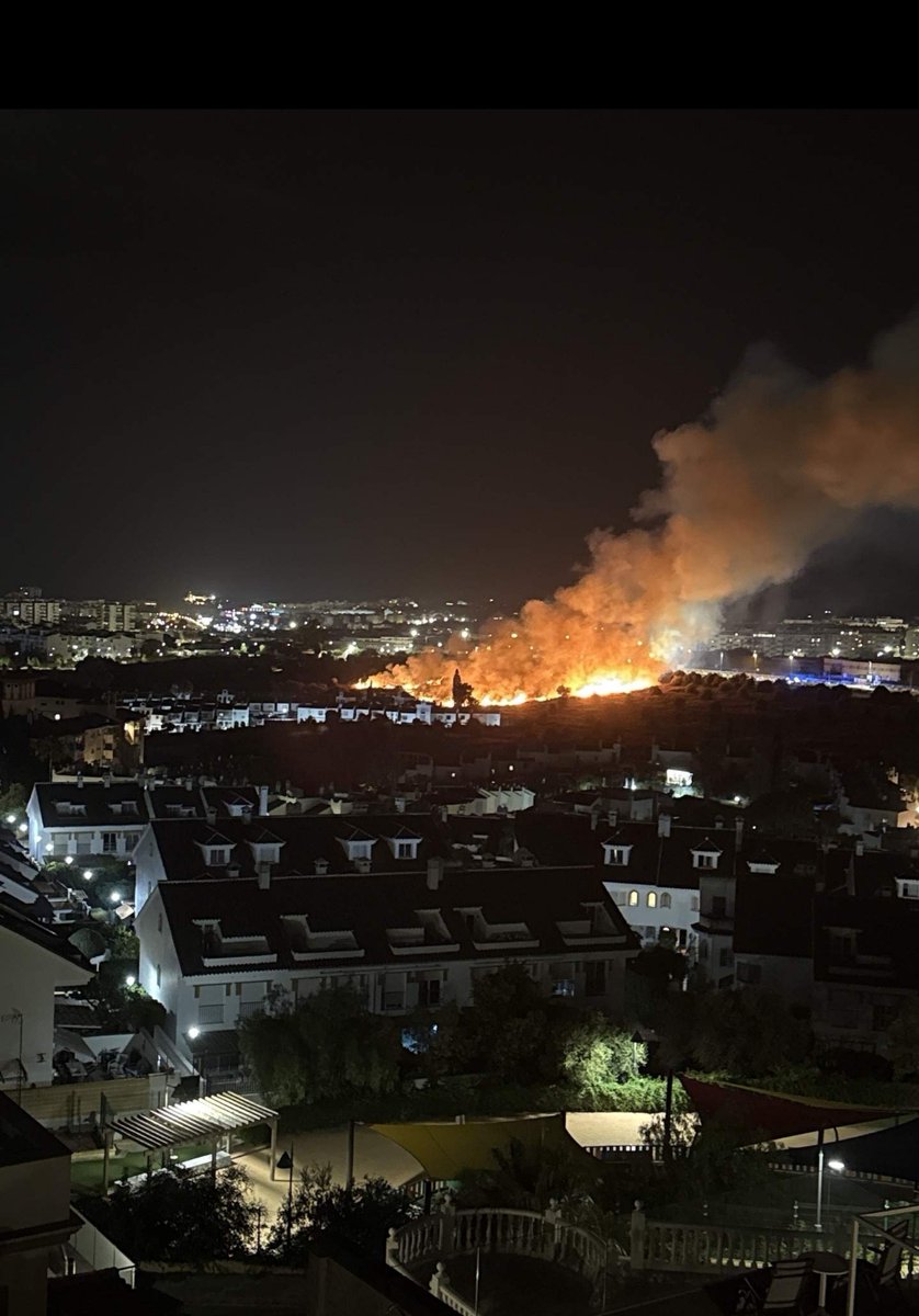 Plan_INFOCA's tweet photo. 🔴 COLABORACIÓN CON BOMBEROS | Prestamos apoyo a #Bomberos del @AytoMijas en la extinción de un #IncendioUrbano en la localidad de #Mijas, #Málaga 
📌 Paraje camino de Campanales

MEDIOS: Por #EMAINFOCA intervienen
🧑‍🚒 1 grupo bomberos forestales
🚒 1 autobomba https://t.co/V8w1xJDAiM