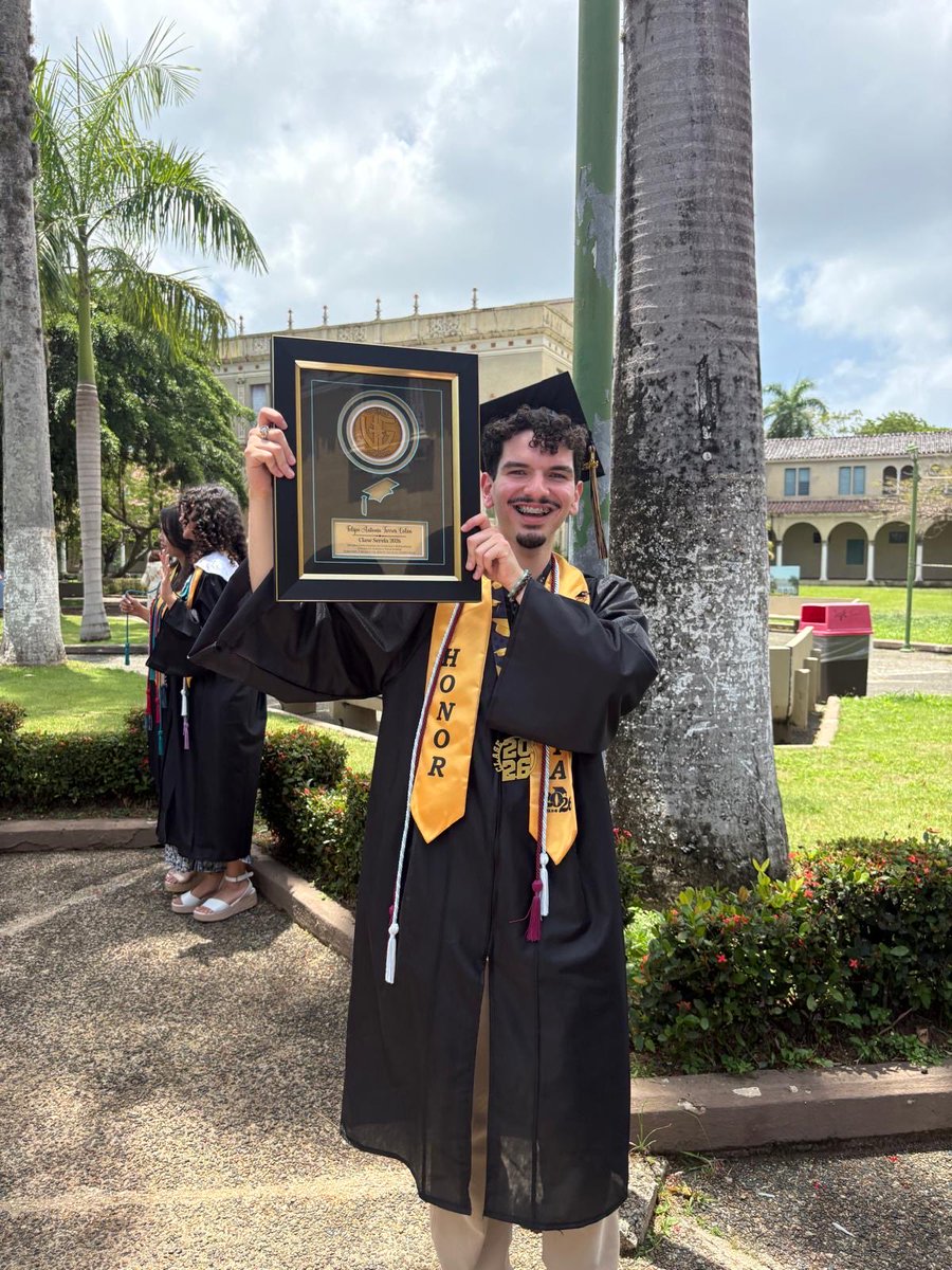 PichyZamora's tweet photo. Se nos graduó el Pipe!! https://t.co/Gmxl7jnXan