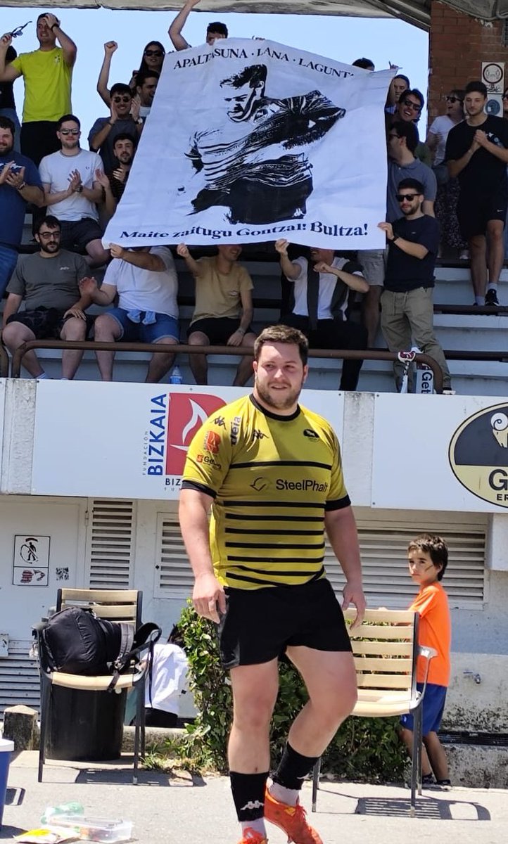 Larrotxeta's tweet photo. Pues de todas las imágenes del partido entre @GetxoRugby y @clubrugbyalcala , yo me quedo con ésta, por encima de la del ascenso.
Don Gontzal Berrio-Otxoa representa todo lo que debe de ser este club:
Dignidad, trabajo, entrega, compañerismo...
Que vengan muchos como él 🫂 https://t.co/J4uUdDy4yc