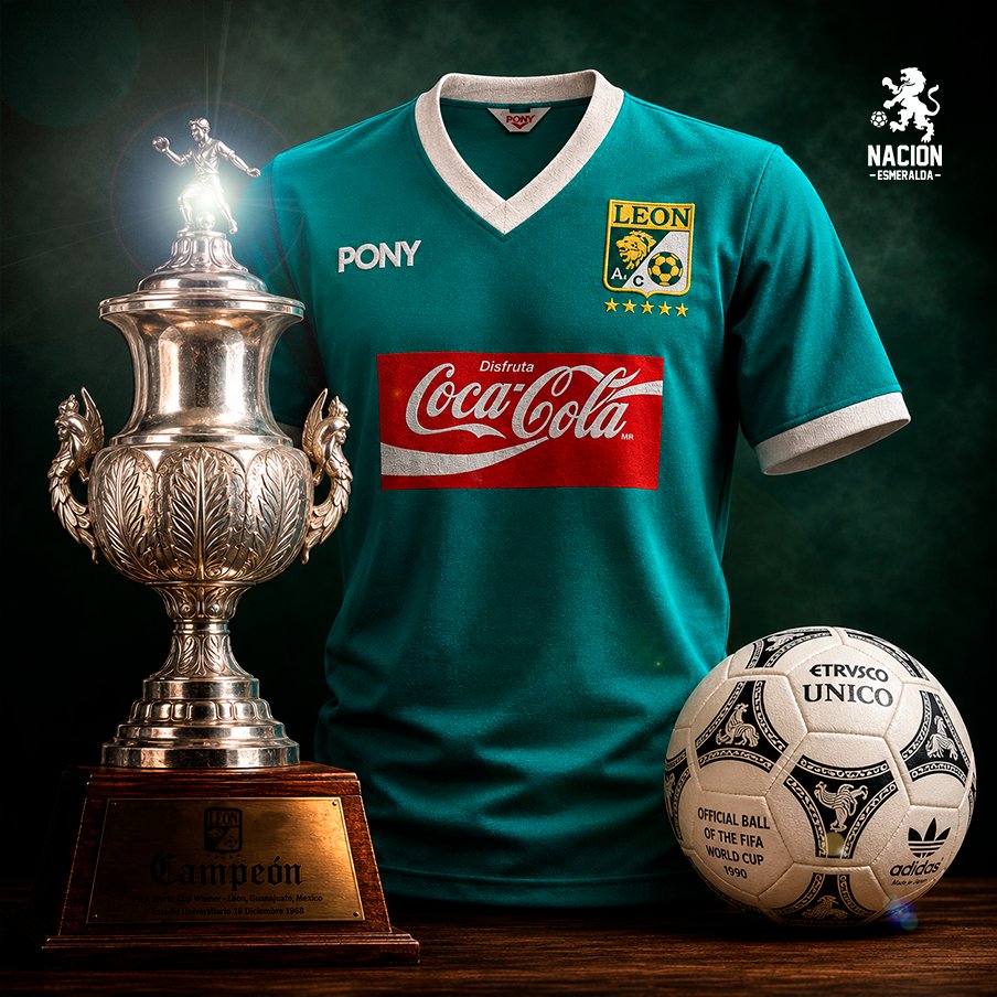 NacionEsmeralda's tweet photo. 🏆 Un día como hoy, 7 de junio de 1992...

La historia se escribió en el Nou Camp.

Después de 36 largos años de espera, el Club León volvió a tocar la gloria y levantó el trofeo de campeón ante su gente, en una de las tardes más especiales que ha vivido esta ciudad.

Con una generación llena de jóvenes, guiados por la experiencia de Milton Queiroz "Tita" y el liderazgo de un entonces prometedor técnico llamado Víctor Manuel Vucetich, La Fiera conquistó su quinta estrella.

El partido fue una auténtica batalla. El reloj avanzaba y el gol no llegaba. Hasta que, en el tiempo extra, @TurrubiatesDT rompió el silencio del estadio y desató la locura verdiblanca. Minutos después, un autogol terminó por sellar el destino.

León era campeón.

Las calles se inundaron de verde, las bocinas no dejaron de sonar y una ciudad entera salió a celebrar. Aquella noche nadie quiso dormir.

Porque hay fechas que no se borran.
Hay triunfos que no envejecen.

#7deJunioTampocoSeOlvida