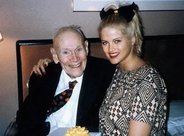 fasc1nate's tweet photo. Anna Nicole Smith got nothing after her billionaire husband J. Howard Marshall died in 1995. She married him in 1994 he was 89, she was 26. His $1.6 billion went to his son. She fought in court for years but never got a penny.

Amazing pin-up models: https://t.co/qo5ib5WTsT https://t.co/4jfN1Kj8zD