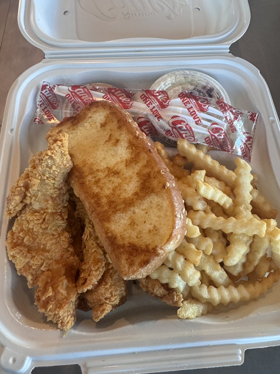 frequency805's tweet photo. @raisingcanes 🐔🐔🐔🐔🐔 https://t.co/G6EK3hrazt