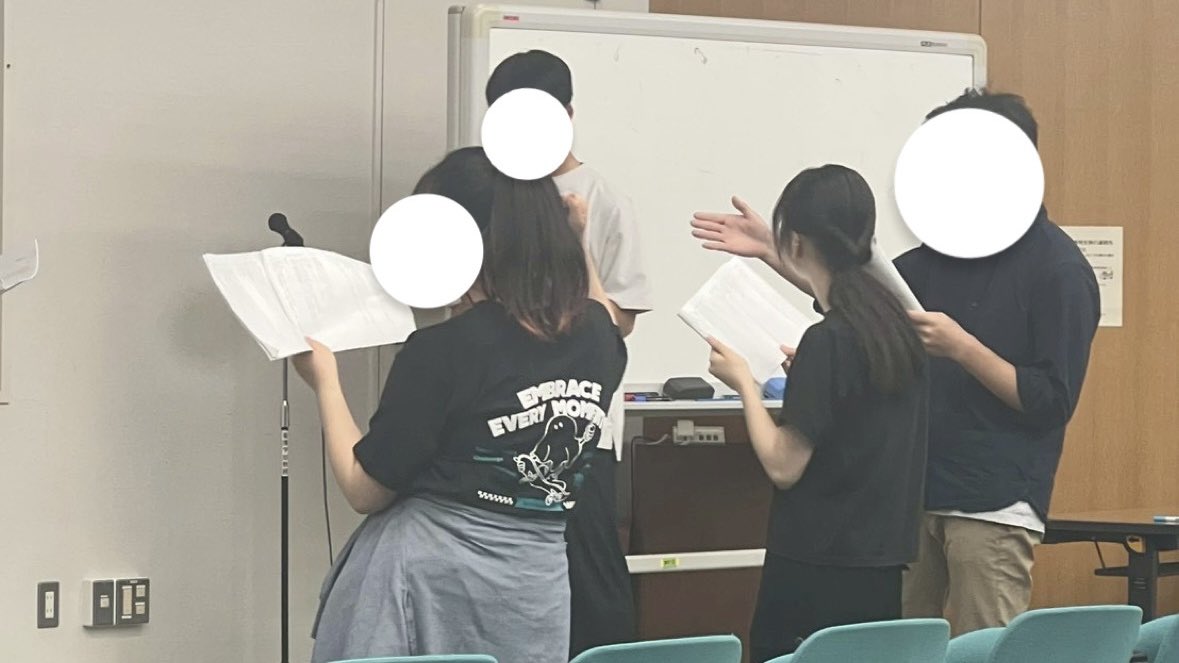 FMUdramaclub's tweet photo. 読み合わせの様子です📖´-

#福島医大演劇部 #福大演研 #120_en #演劇 #RePOP https://t.co/Nnn2tA6tWV