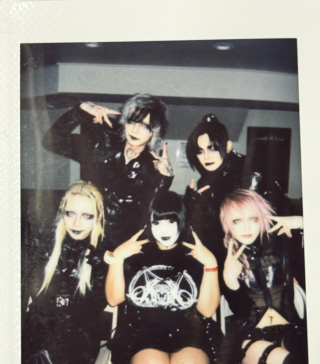Grimanthus's tweet photo. I forgot to post my Jiluka 5shot from pomona! ☺️🖤 shinyy hairrr https://t.co/54j2mm4ehq