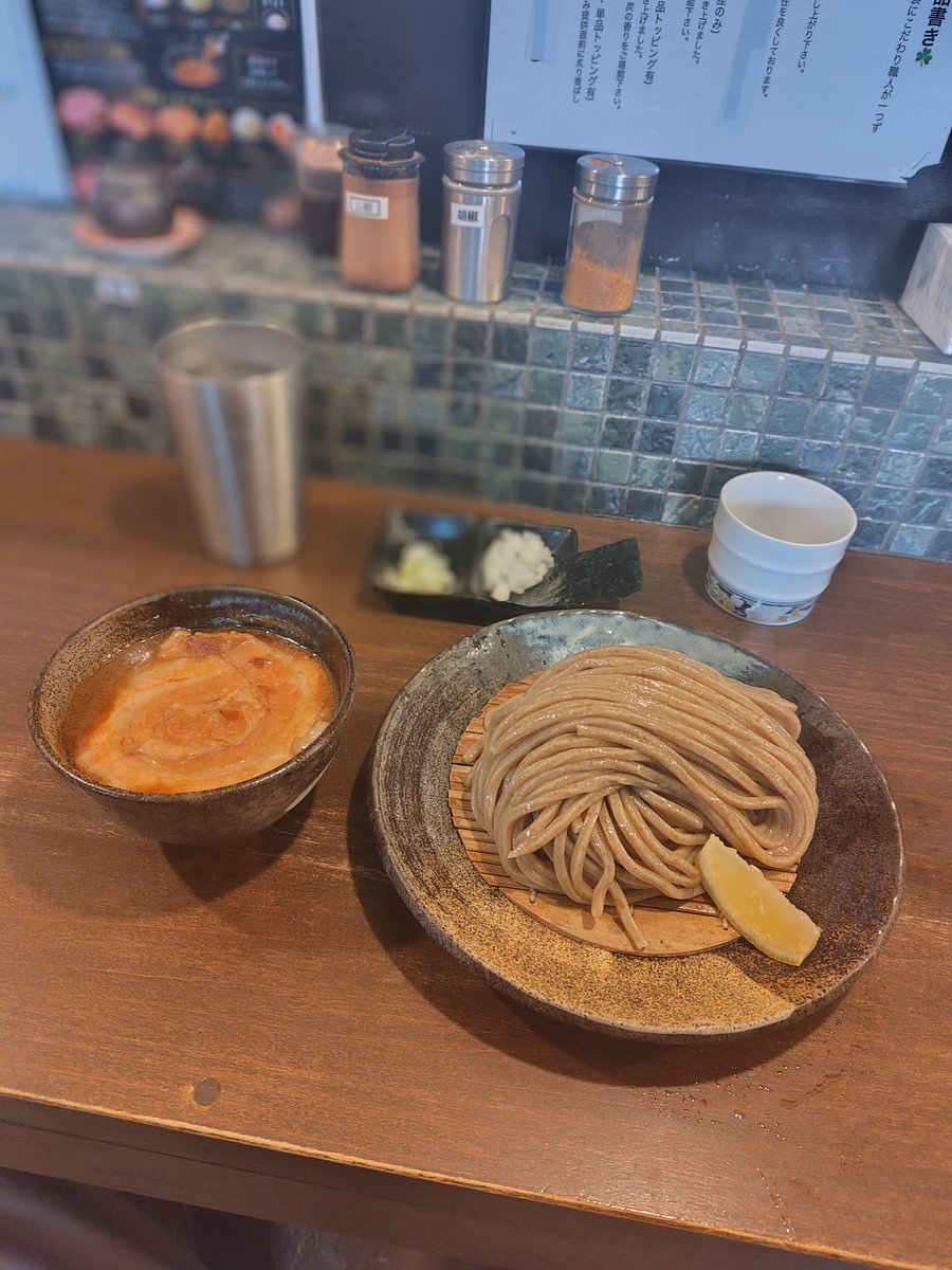 gamblejelly's tweet photo. 麺屋みつば+クローバー@久喜

汁特つけ麺 特盛

１年２ヶ月振り…
褐色した自家製麺を啜れば鼻から抜ける香り良く素晴らしい！
ド濃厚なつけ汁に絡めて食べれば濃厚民族は狂喜乱舞すること間違いなし！ https://t.co/maiLsLwWig