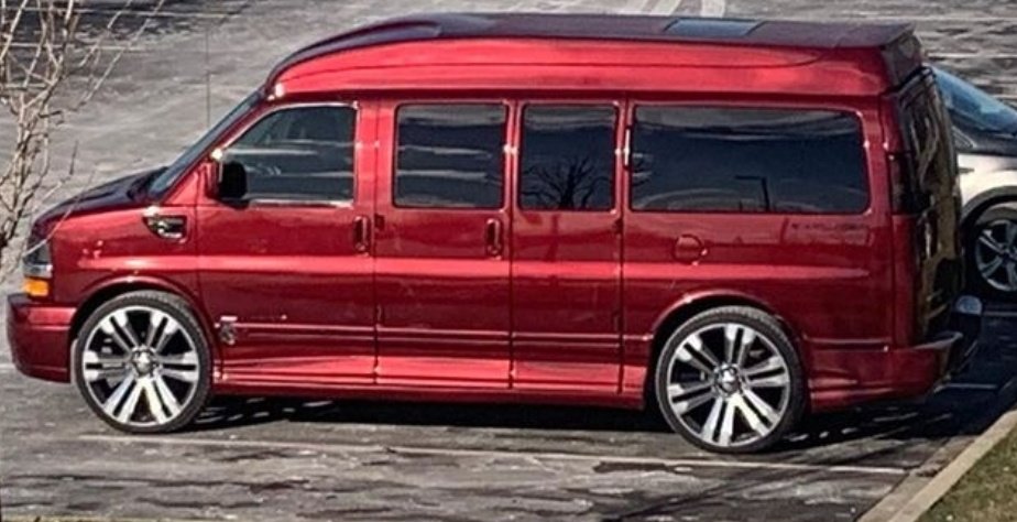 humbleblazer's tweet photo. Yall buying the wrong vans. 🤷🏾‍♂️ https://t.co/vJ1MnahVX0