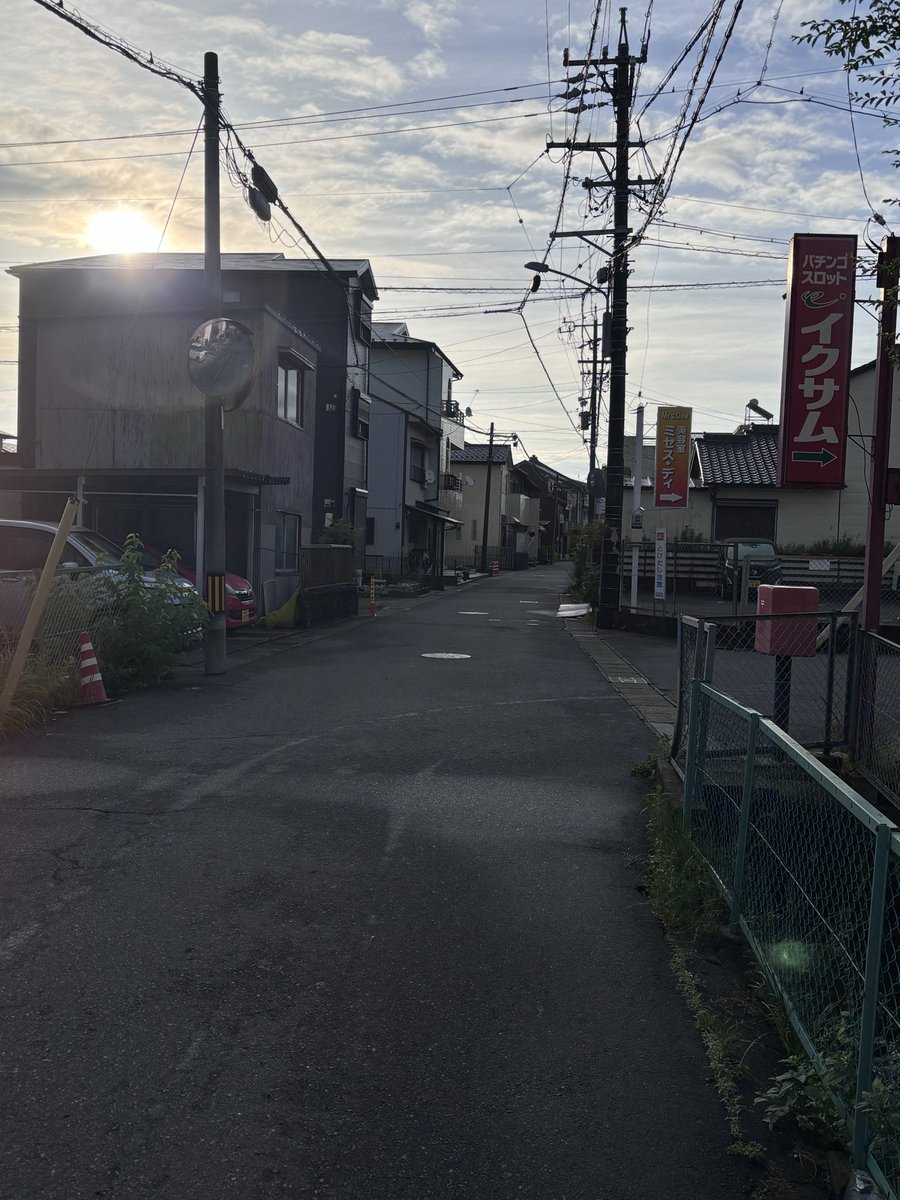 gi_suzu53's tweet photo. 永田カビ先生の「頑張りすぎ地獄から脱出しましたレポ」という作品の最終回「6月の晴れた日の朝に」の中で描かれた朝日の眩しい描写が素敵すぎて自分も散歩に行ってきました(珍しく早起きできたので)。夏の日の早朝の朝日は小さい頃から割と好きだったので行けて良かったし心が洗われた気がします。 https://t.co/c0d6QxlvRt