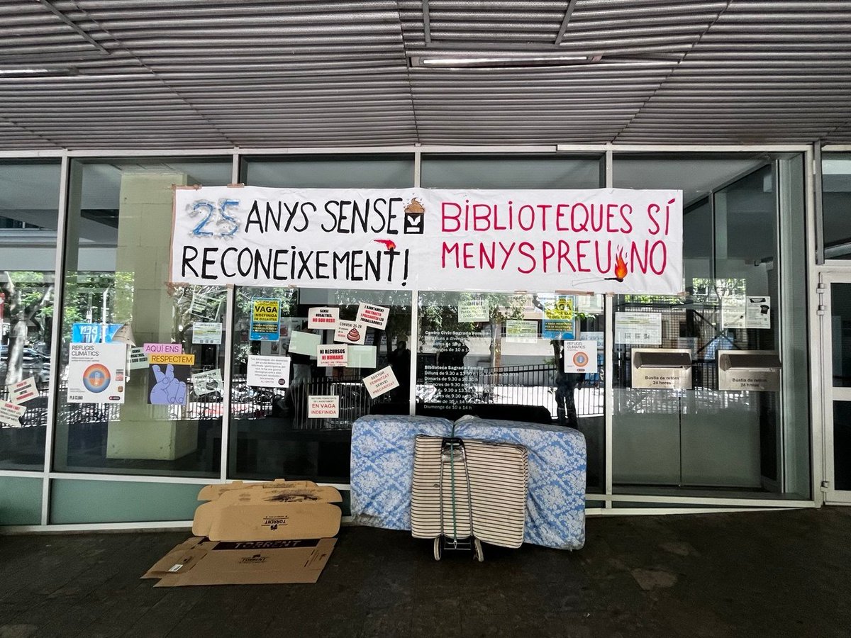 defensembiblios's tweet photo. ⚠️70% de tancaments en la 2a setmana de vaga indefinida diària de @BibliotequesBCN 

❌Malgrat l’impacte creixent del conflicte sobre la ciutadania, l’Ajuntament i el Consorci han donat per concloses les negociacions

📢Suport i difusió🙏 @jaumecollboni OBRIU LES BIBLIOTEQUES‼️ https://t.co/dC2hahpqmg