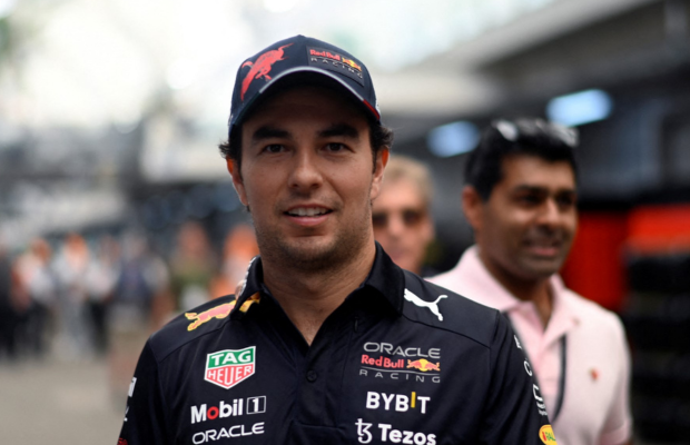 Canal_Televen's tweet photo. 🔎 El analista #DavidCroft proyectó que el piloto mexicano #Sergio"Checo"Pérez experimentará una frustración creciente ante las "carencias operativas de la escudería Cadillac", a pesar del sorprendente ritmo mostrado por el equipo estadounidense en su temporada debut de 2026. 

🏎️ Croft señaló que, tras cinco carreras disputadas, la estructura se encuentra limitada en sus etapas iniciales, lo que quedó en evidencia en el reciente #GranPremiodeCanadá cuando el monoplaza de #ChecoPérez sufrió un fallo de suspensión que terminó su carrera tras haber mostrado un buen rendimiento. 

📌 Asimismo, ejemplificó estas "deficiencias operacionales" con la incapacidad del equipo para ejecutar una doble parada en boxes para retirar los neumáticos intermedios de Pérez y de su compañero, #ValtteriBottas, una maniobra que no realizaron por no encontrarse aún en la fase de madurez técnica requerida.

📸 Foto por MAURO PIMENTEL / AFP