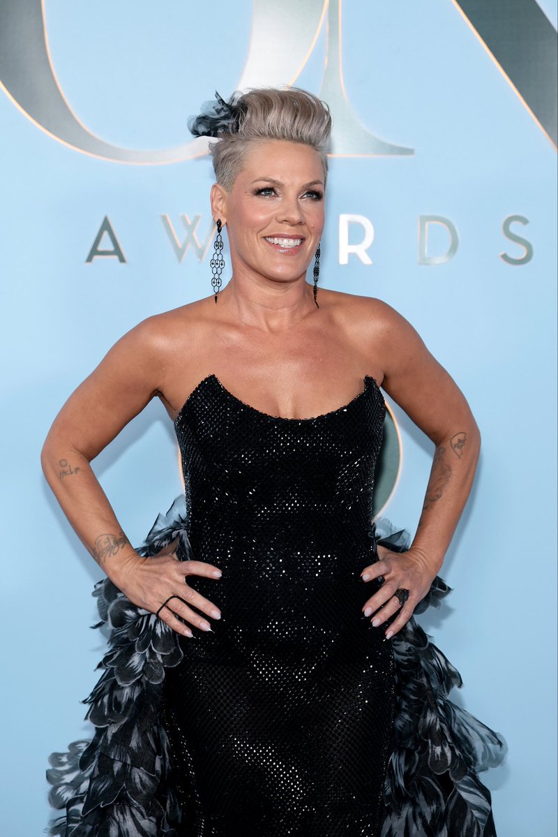 infopinkbrasil's tweet photo. CHEGOU! Nossa apresentadora da noite, P!nk, acabou de chegar no #TonyAwards https://t.co/CWsUEuplOO