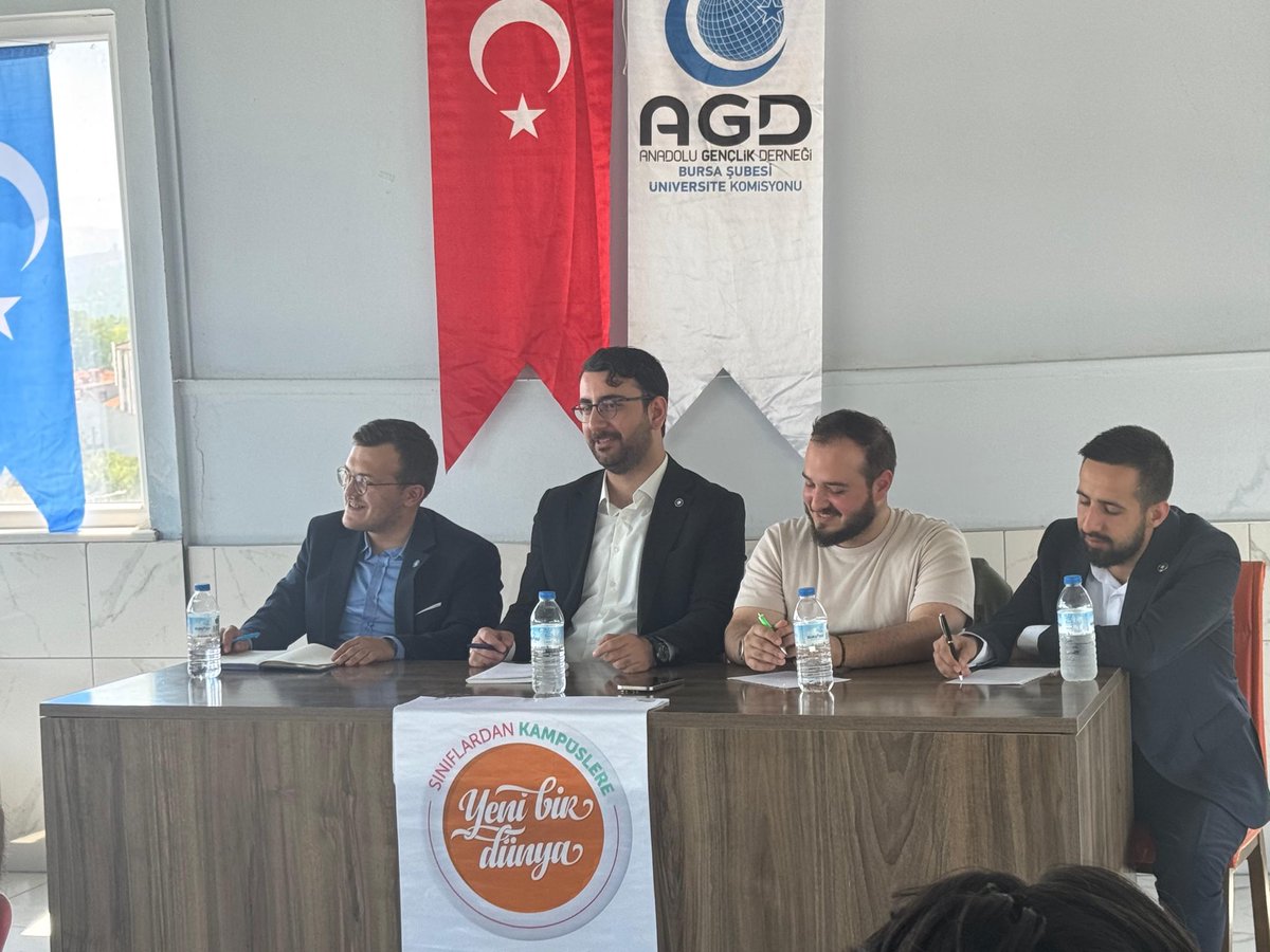 agdbursauni's tweet photo. Kapanış Divanı

Divanımızı birim sunumları rapor müzakereleri, mezun komisyon üyelerimize plaket takdimleri ve yeni komisyon üyelerimize görev tevdileri yaparak gerçekleştirdik.

Divanımıza katılan Genel Merkez Üniversite Komisyon başkanımız Zahid Hünerli reisimize teşekkür ederiz.

#BinYılDahaBuGençlik