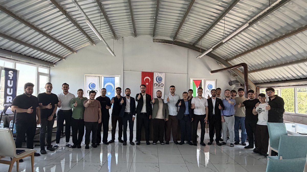 agdbursauni's tweet photo. Kapanış Divanı

Divanımızı birim sunumları rapor müzakereleri, mezun komisyon üyelerimize plaket takdimleri ve yeni komisyon üyelerimize görev tevdileri yaparak gerçekleştirdik.

Divanımıza katılan Genel Merkez Üniversite Komisyon başkanımız Zahid Hünerli reisimize teşekkür ederiz.

#BinYılDahaBuGençlik