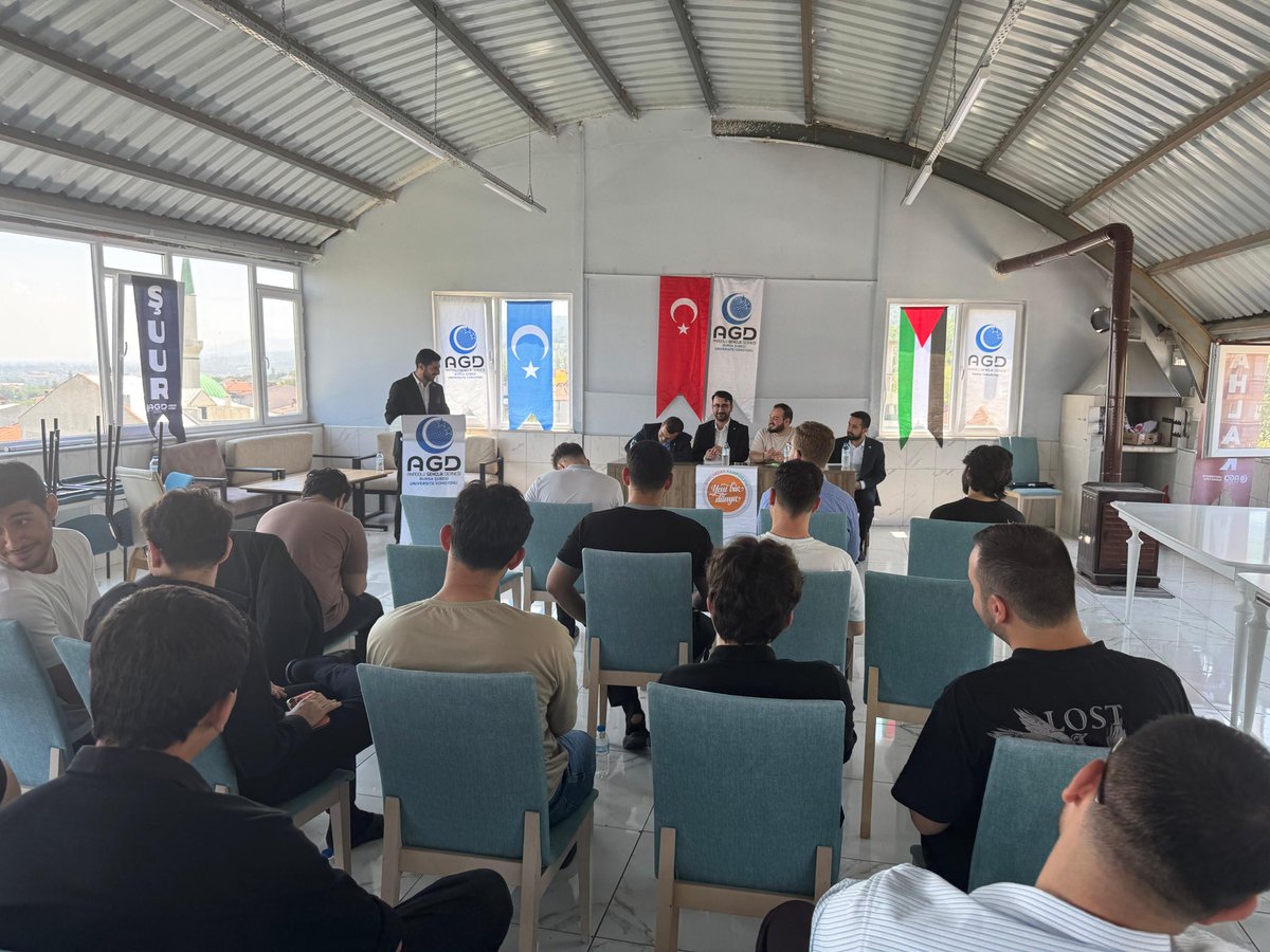 agdbursauni's tweet photo. Kapanış Divanı

Divanımızı birim sunumları rapor müzakereleri, mezun komisyon üyelerimize plaket takdimleri ve yeni komisyon üyelerimize görev tevdileri yaparak gerçekleştirdik.

Divanımıza katılan Genel Merkez Üniversite Komisyon başkanımız Zahid Hünerli reisimize teşekkür ederiz.

#BinYılDahaBuGençlik