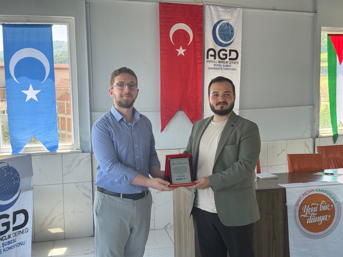 agdbursauni's tweet photo. Kapanış Divanı

Divanımızı birim sunumları rapor müzakereleri, mezun komisyon üyelerimize plaket takdimleri ve yeni komisyon üyelerimize görev tevdileri yaparak gerçekleştirdik.

Divanımıza katılan Genel Merkez Üniversite Komisyon başkanımız Zahid Hünerli reisimize teşekkür ederiz.

#BinYılDahaBuGençlik