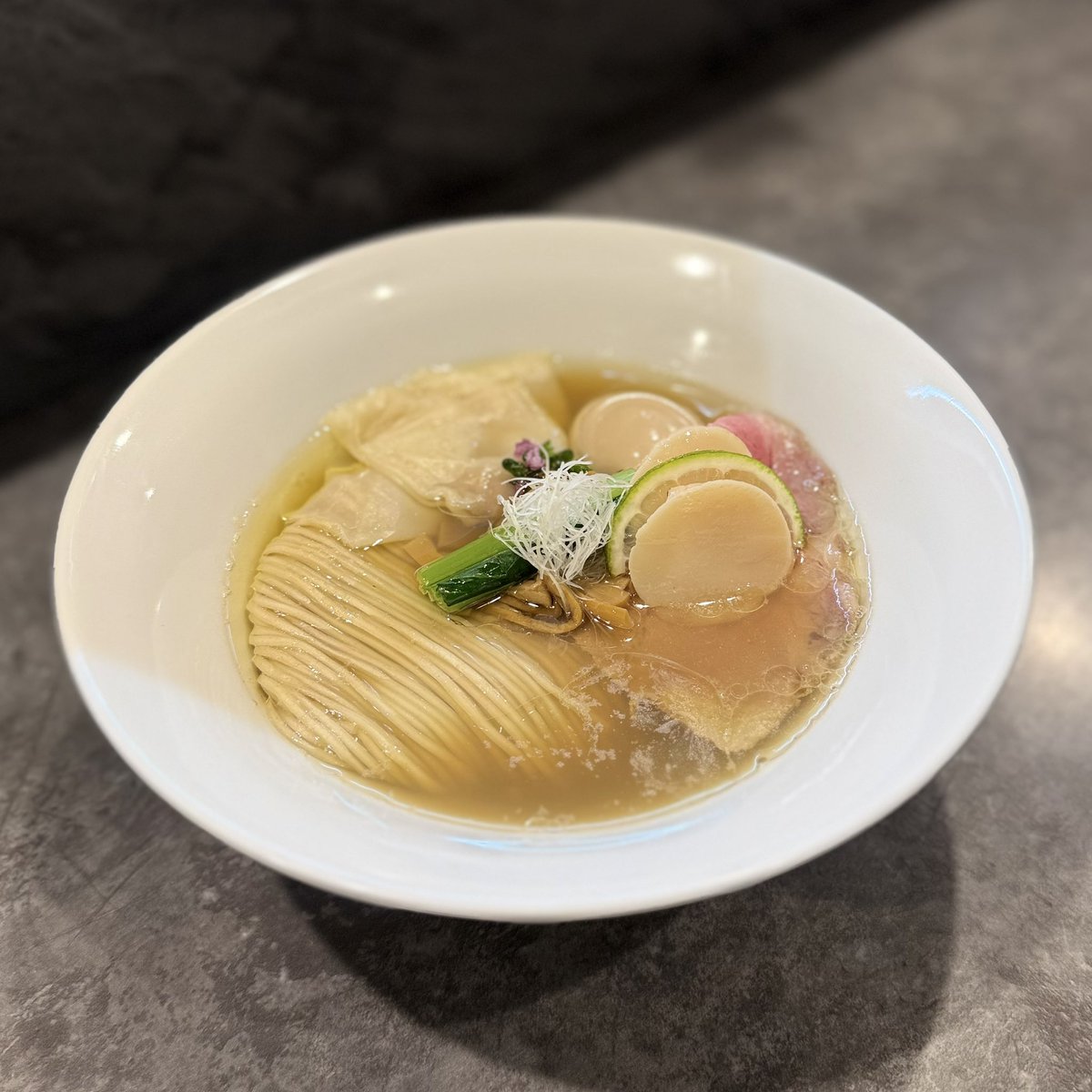 RAMEN_MATSUI's tweet photo. 6/8(月) ※完全予約制
https://t.co/aWN3LRClpe

■醤油→地鶏×シジミ
■塩→シジミ×ホタテ
■煮干→煮干×節

■本日の地鶏
　🐓タマシャモ×丹波黒どり

■本日のチャーシュー
　🐖ほそやのまる豚

■本日の日本酒
　🍶尾瀬の雪どけ【夏吟】純米大吟醸

※それぞれ無くなり次第変更 https://t.co/1tmmbBBIeD