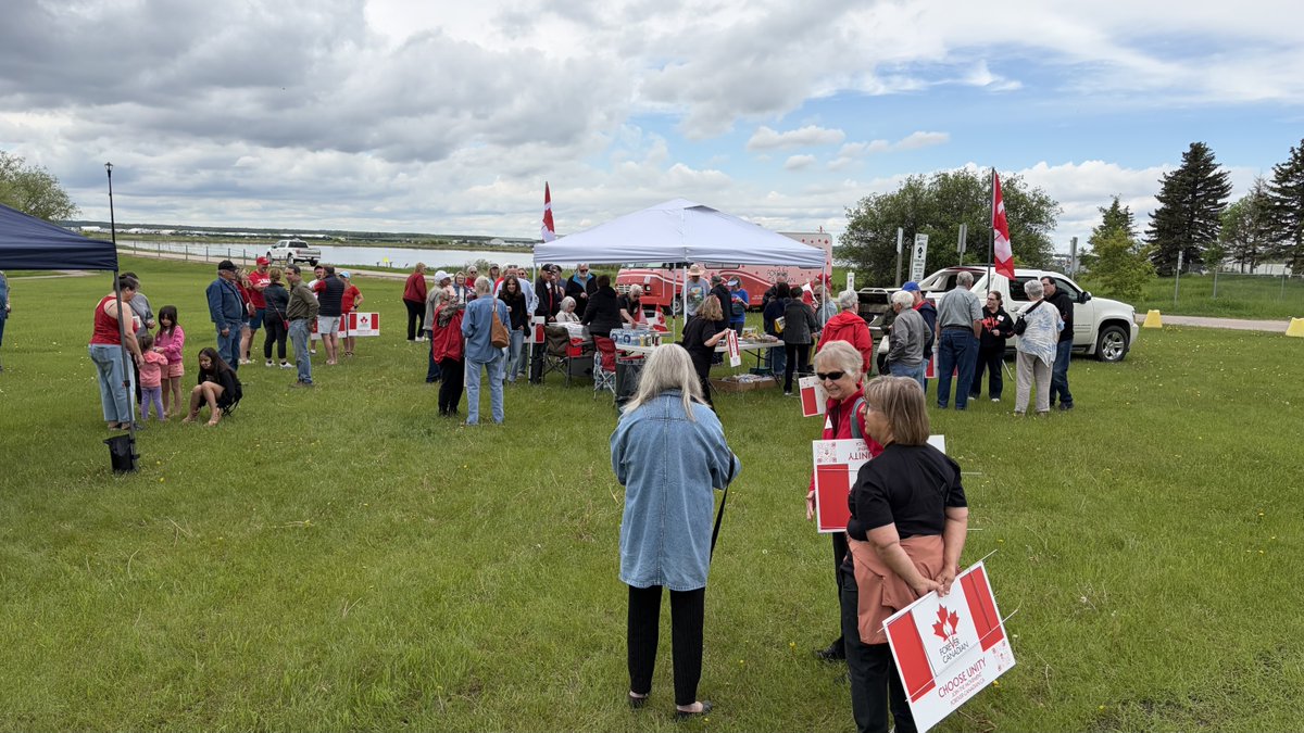 LukaszukAB's tweet photo. BONNYVILLE, what a turnout! Proud Canadians lining up for two hours.

Volunteers, thank you for your work. You’ve proven that Bonnyville is #ForeverCanadian https://t.co/1REEMC25DP