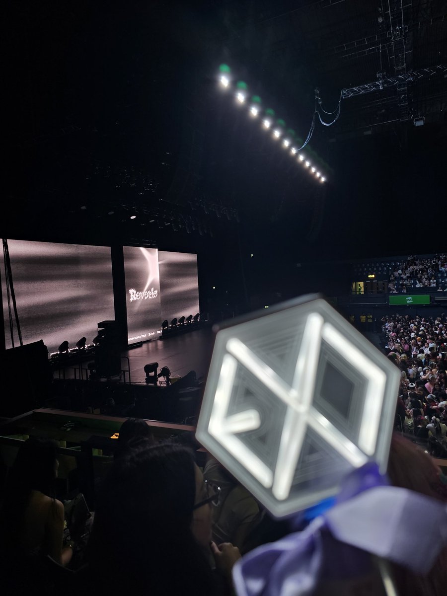 bbhumblebee's tweet photo. Happy 1st Anniversary, Reverie World Tour! 💕✨️
Took these in London and Paris stops 
The happiest days of my life not joking 🥹
#백현 #BAEKHYUN https://t.co/bOE16NQpdi